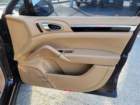 Used 2017 Porsche Cayenne Platinum Edition image 9