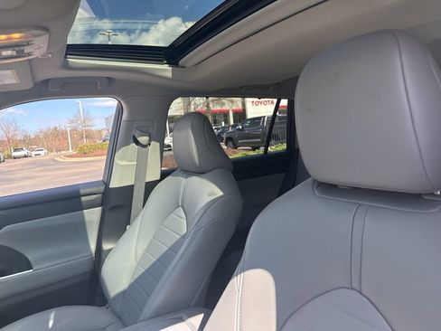 Used 2023 Toyota Highlander XLE image 8