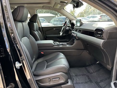 Certified 2025 Honda Pilot Touring image 13