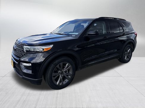 Certified 2022 Ford Explorer XLT w/ Equipment Group 202A AWD/4WD image 3