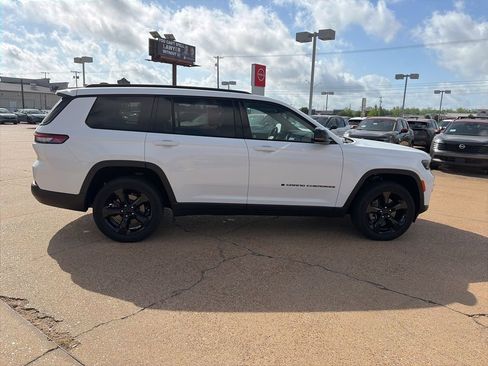 Used 2023 Jeep Grand Cherokee L Laredo image 5