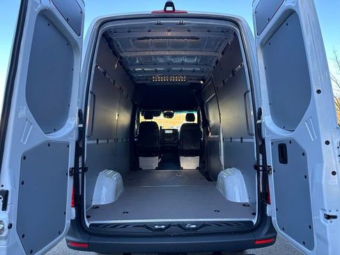 Used 2025 Mercedes-Benz Sprinter 2500 image 23