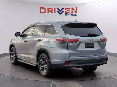 Used 2016 Toyota Highlander XLE image 3