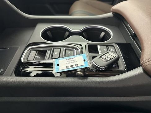 Certified 2025 Honda Pilot Elite image 38