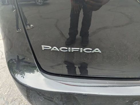 Used 2023 Chrysler Pacifica Touring-L FWD image 10