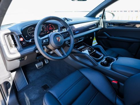 New 2026 Porsche Cayenne GTS image 4