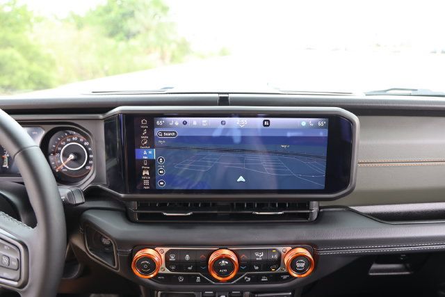 Used 2025 Jeep Gladiator Mojave AWD/4WD image 16