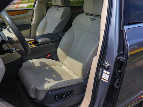 Used 2017 Bentley Bentayga image 24