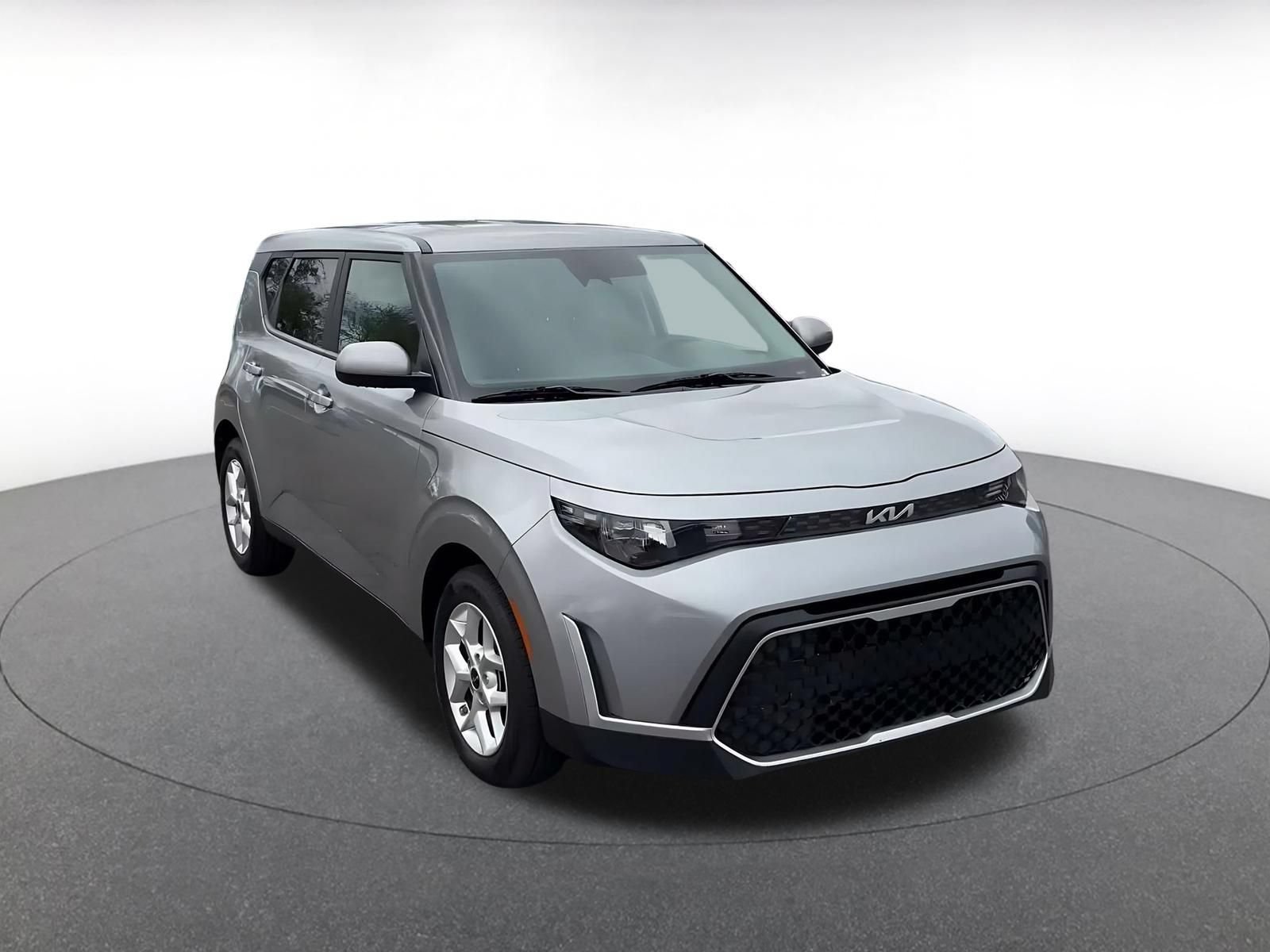Used 2025 Kia Soul LX w/ LX Technology Package FWD image 3