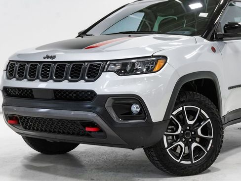Used 2025 Jeep Compass Trailhawk AWD/4WD image 2