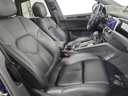 Certified 2025 Porsche Macan image 27