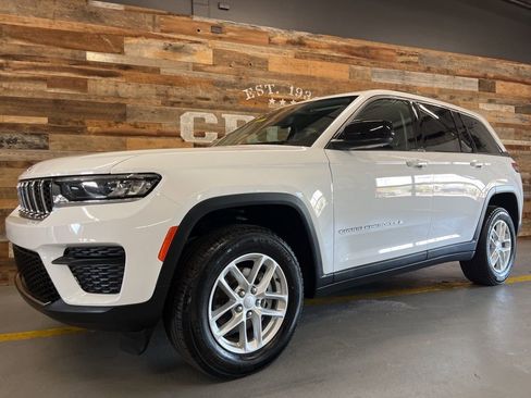 Used 2023 Jeep Grand Cherokee Laredo w/ Luxury Tech Group I AWD/4WD image 14