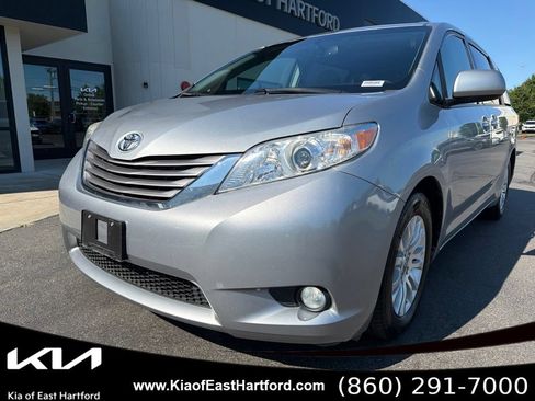 Used 2017 Toyota Sienna XLE w/ XLE Navigation Package FWD image 3