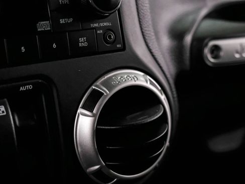Used 2018 Jeep Wrangler Sahara w/ Connectivity Group AWD/4WD image 18