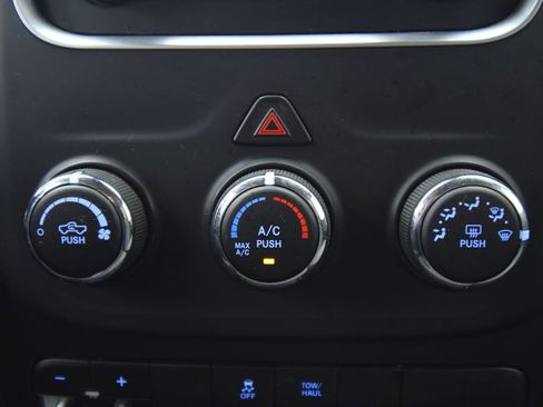 Used 2021 RAM 1500 Classic SLT image 33