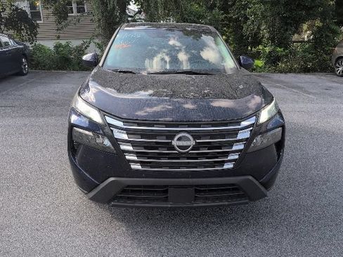 Used 2024 Nissan Rogue SV AWD/4WD image 2