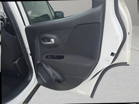 Used 2021 Jeep Renegade Sport w/ Sport Appearance Group FWD image 18