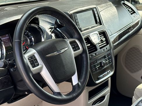 Used 2015 Chrysler Town & Country Touring-L w/ Driver Convenience Group image 19
