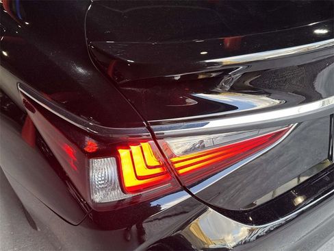 Used 2023 Lexus ES 350 w/ Premium Package image 9