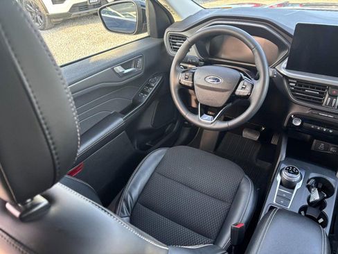 Used 2025 Ford Escape SE image 13