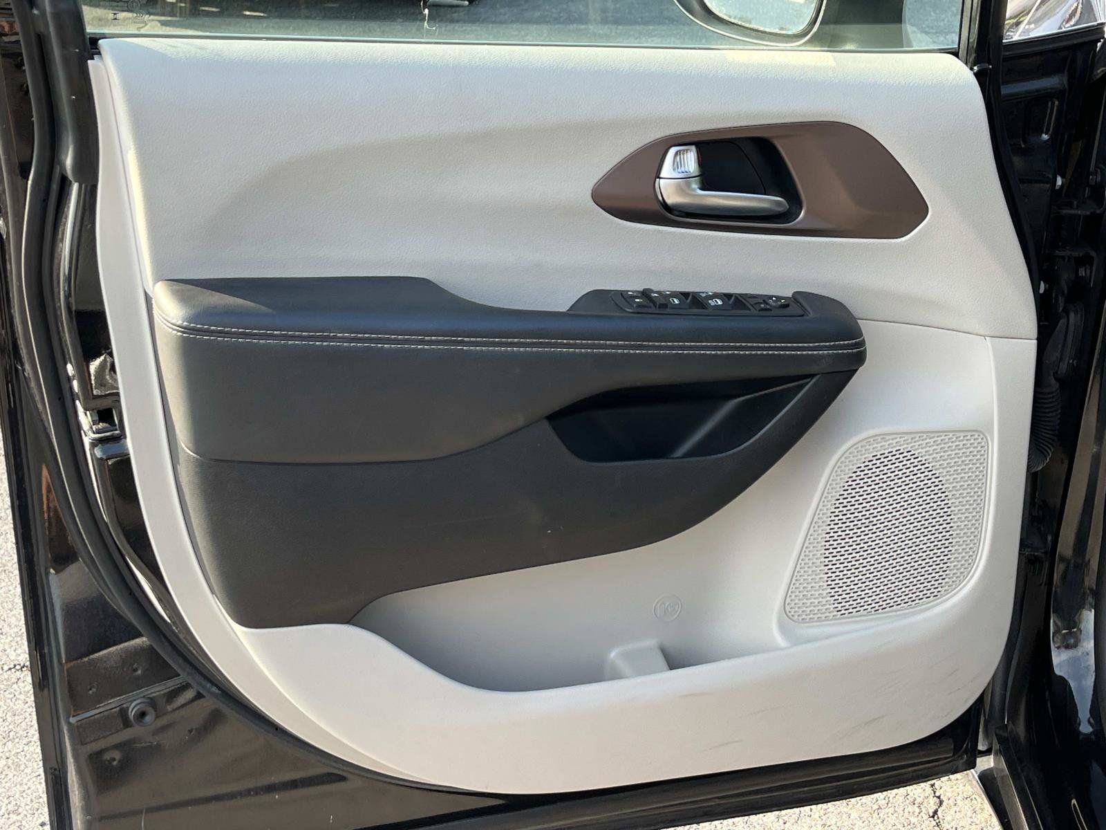 Used 2023 Chrysler Voyager LX FWD image 25