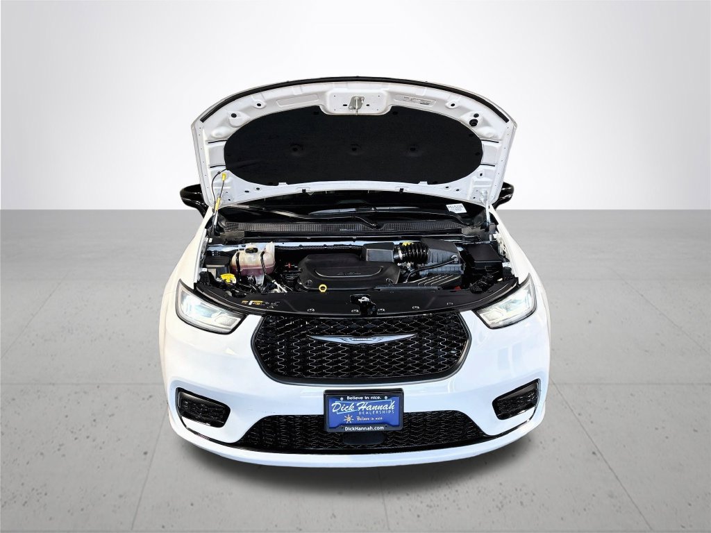 Certified 2025 Chrysler Pacifica Limited FWD image 23