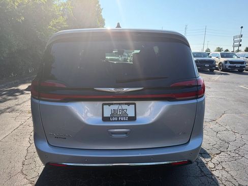 Used 2023 Chrysler Pacifica Touring-L AWD/4WD image 3
