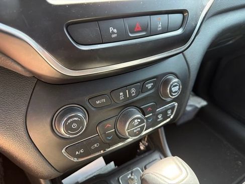 Used 2021 Jeep Cherokee Latitude Lux w/ Comfort/Convenience Group AWD/4WD image 11