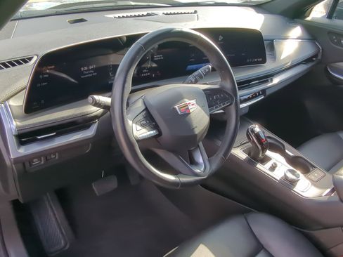 Used 2025 Cadillac XT4 Premium Luxury image 12