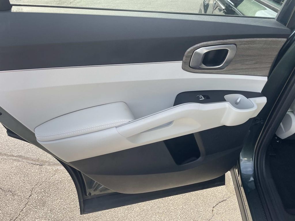 Used 2023 Kia Sorento S w/ Panoramic Sunroof Package AWD/4WD image 17