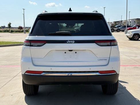 Used 2025 Jeep Grand Cherokee Limited RWD image 6
