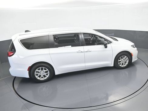 Used 2025 Chrysler Pacifica Select FWD image 47