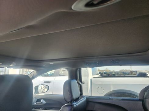 Used 2025 Chrysler Pacifica Limited image 9