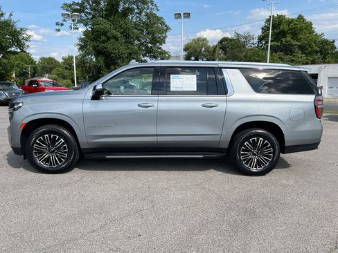 Used 2024 Chevrolet Suburban Premier AWD/4WD image 8