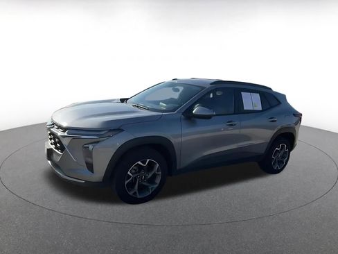 Used 2025 Chevrolet Trax LT image 8