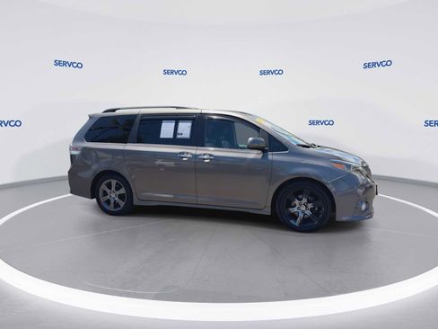 Used 2016 Toyota Sienna SE FWD image 9
