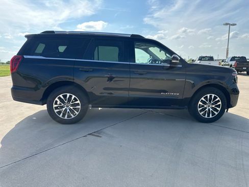 Used 2025 Ford Expedition Platinum image 6
