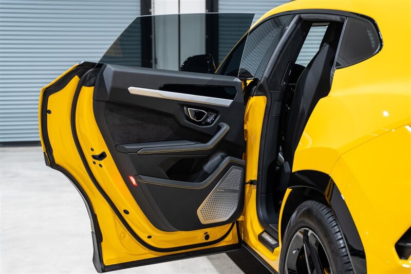 Used 2020 Lamborghini Urus AWD/4WD image 27