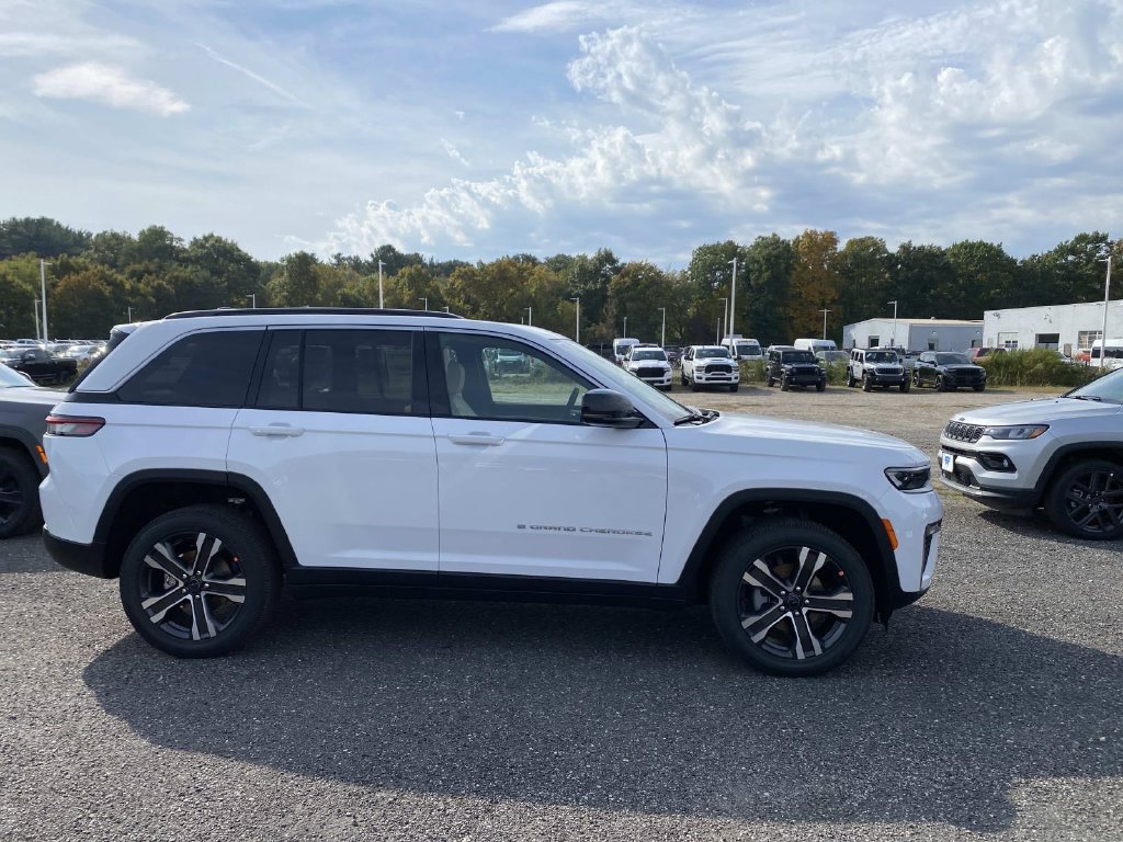 New 2027 Jeep Grand Cherokee Limited AWD/4WD image 2