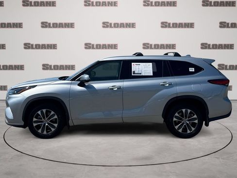 Used 2022 Toyota Highlander XLE AWD/4WD image 2