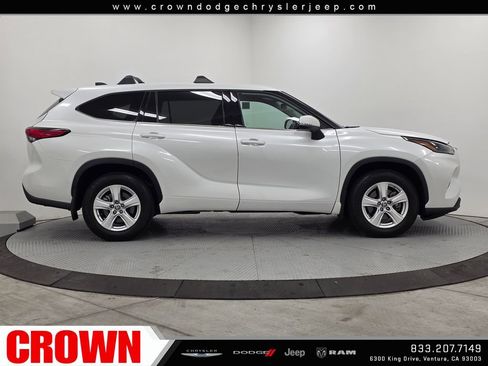 Used 2022 Toyota Highlander LE AWD/4WD image 8