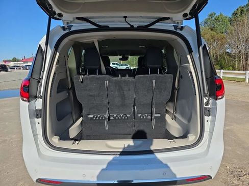 Used 2022 Chrysler Pacifica Touring-L image 42