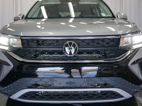 Used 2024 Volkswagen Taos SE FWD image 3