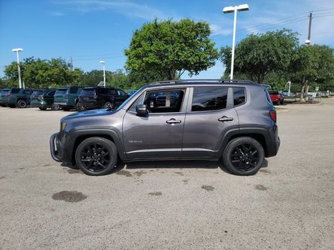 Used 2018 Jeep Renegade Altitude w/ UConnect 8.4 Nav Group FWD image 8