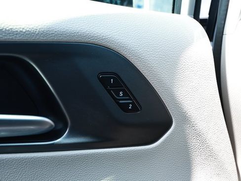 Used 2024 Chrysler Pacifica Touring-L FWD image 20