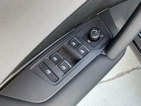 New 2026 Volkswagen Tiguan SE FWD image 11