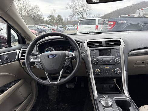 Used 2017 Ford Fusion SE image 5