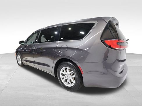 Used 2023 Chrysler Pacifica Touring-L image 2