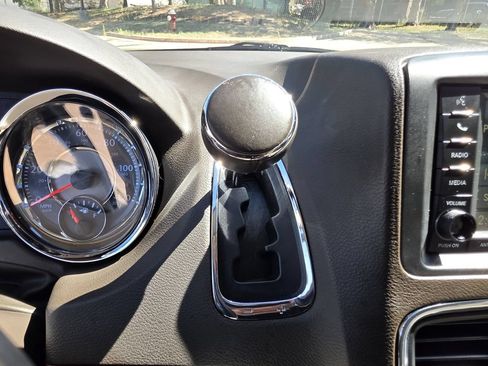 Used 2015 Chrysler Town & Country Touring FWD image 24