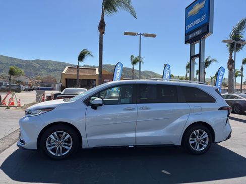 Used 2023 Toyota Sienna Limited image 5